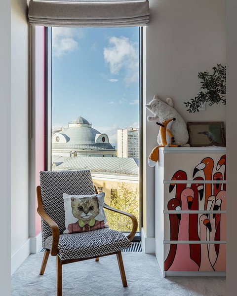 Welurowe Krzesło Retro Retro krzesło po renowacji w salonie w stylu vintage z welurową tapicerką.