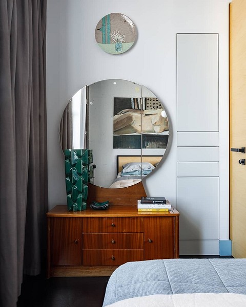 Retro w Nowoczesności Harmonijne połączenie nowoczesnego designu z odnowionym krzesłem retro z welurową tapicerką.