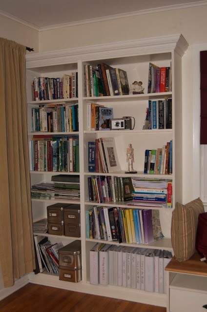 Billy: Przestrzeń zorganizowana Pomysł na organizację przestrzeni z regałem Billy: wygodne i praktyczne przechowywanie.