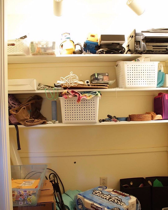 Billy: Tapeta w tle Regał Billy IKEA z tapetą na tylnej ściance: designerskie wnętrze 2026.