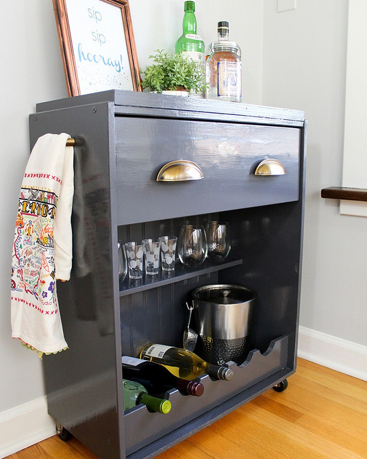 Komoda w salonie retro Komoda w salonie: Retro komoda po metamorfozie jako centralny punkt aranżacji.