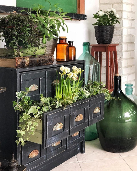 Odnowiona komoda Komoda DIY: Jak odnowić stary komodę? Inspiracje i pomysły na dekoracje.