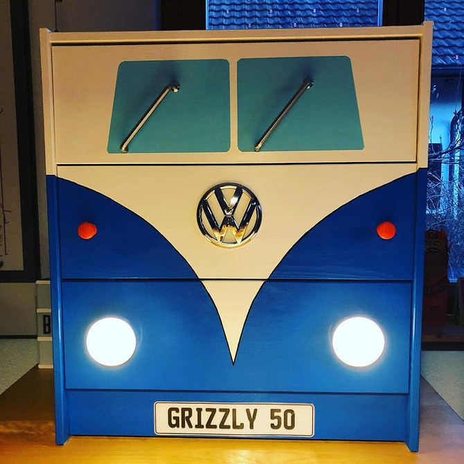 Kreatywna aranżacja komody Komoda w stylu vintage z ciekawą aranżacją do przechowywania w domu