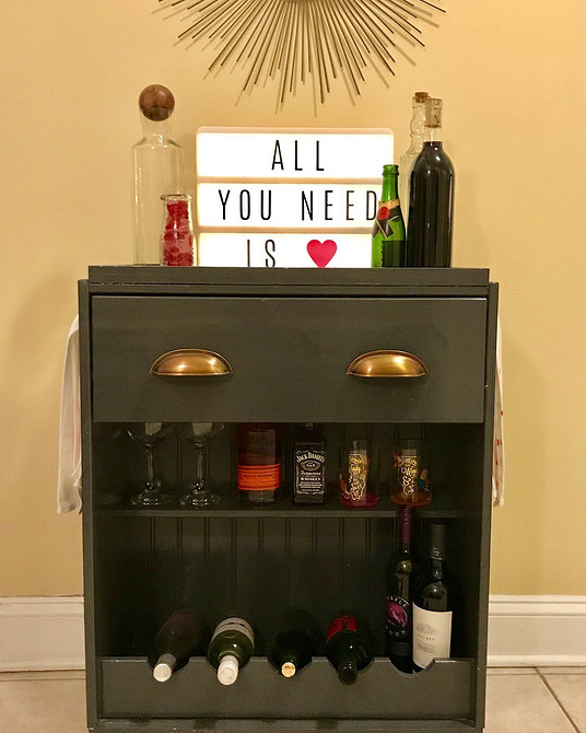 Komoda do pokoju dziecka Komoda do pokoju dziecka: Kolorowa komoda DIY z oryginalnymi dekoracjami.