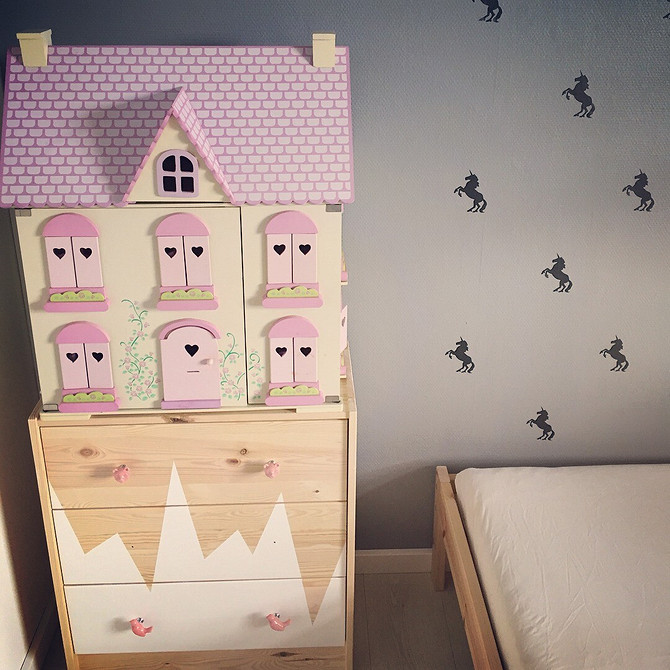 Komoda w sypialni Komoda w sypialni: Komoda jako szafka nocna, idealna do przechowywania drobiazgów.