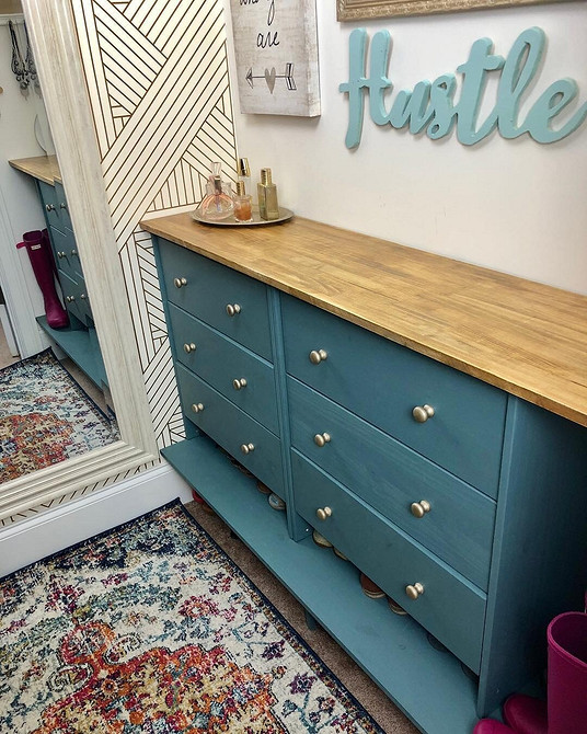 Komoda z charakterem Nowoczesna komoda w minimalistycznym wnętrzu, idealna do przechowywania i podkreślenia stylu domu