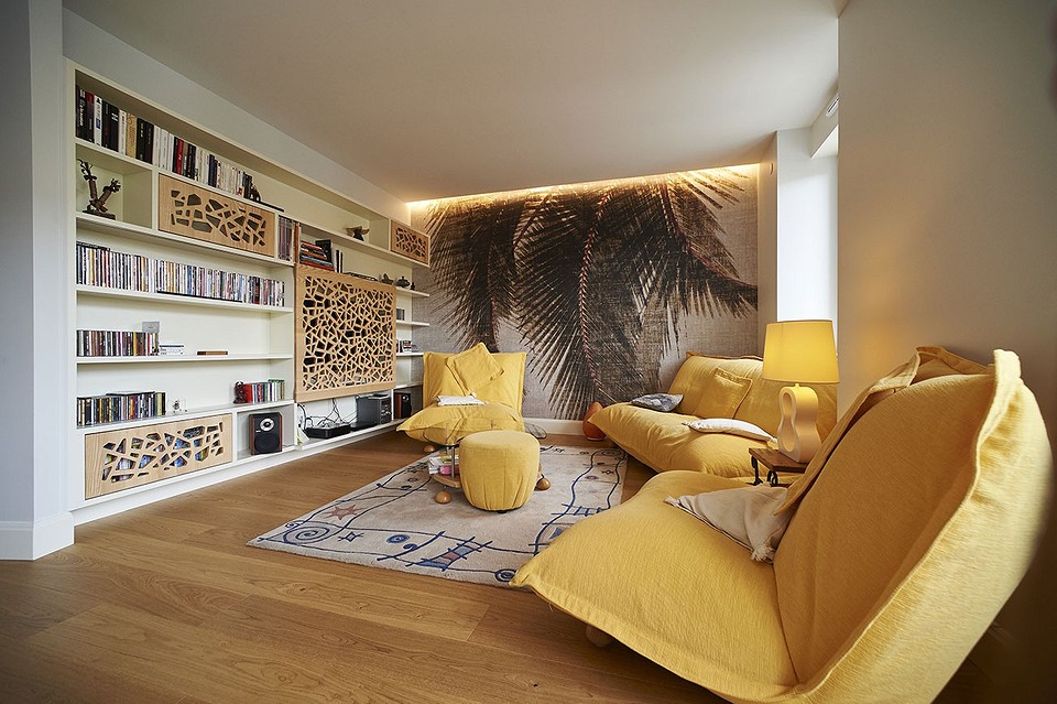 Narożna Optymalizacja Salon z narożną ścianką meblową, która maksymalnie wykorzystuje przestrzeń.