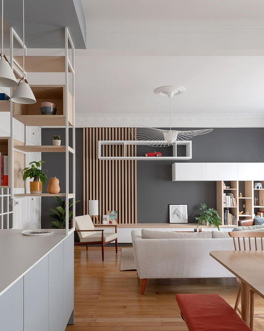 Funkcjonalna Ścianka Salon z dużą ścianką meblową z półkami, szafkami i miejscem na telewizor.