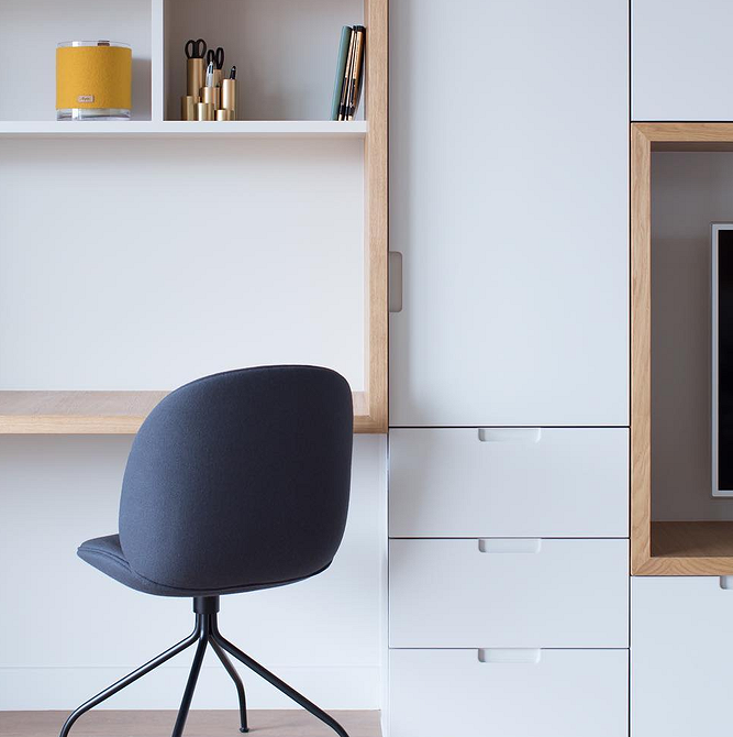 Biel i Elegancja Jasny salon z białą ścianką meblową łączącą funkcjonalność i elegancję.