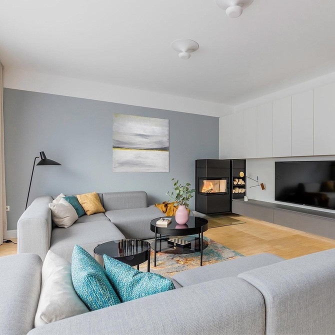 Salon z Klasą Jasny salon z nowoczesną ścianką meblową z szafkami i półkami na dekoracje.