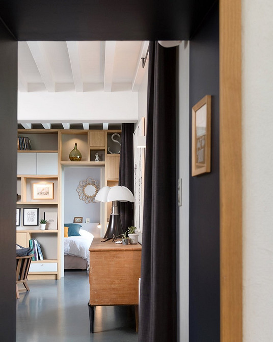 Praktyczne Półki Inspiracje dla domu: nowoczesna ścianka w salonie z otwartymi półkami i szafkami.