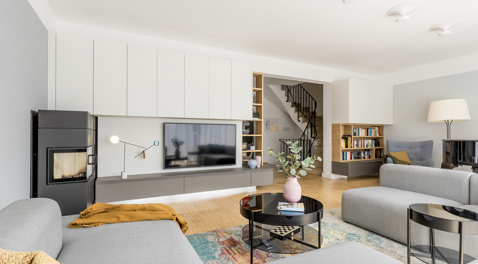 Stylowa Ścianka RTV Nowoczesna ścianka meblowa w salonie z drewnianymi elementami i półkami.