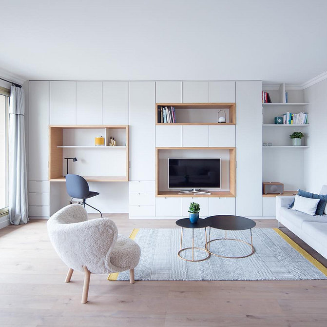 Aranżacja TV Salon z nowoczesną ścianką meblową, telewizorem i dekoracyjnymi elementami.