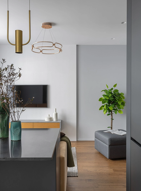 Centralny punkt wnętrza Meble ustawione przy ścianach tworzą wrażenie pustki i braku centralnego punktu.