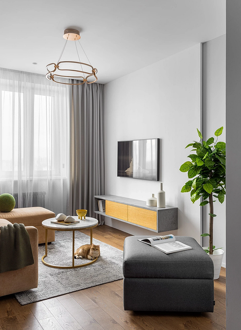 Proporcje dywanu Zbyt mały dywan w salonie zaburza proporcje i sprawia, że strefa jest niezdefiniowana.