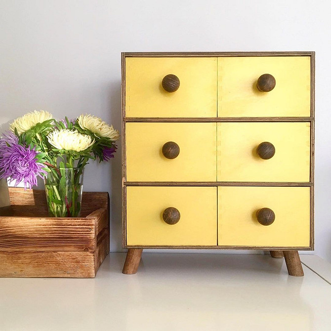 Minimalizm z klasą Wybór mebli z mass marketu: stylowe elementy w minimalistycznym stylu.