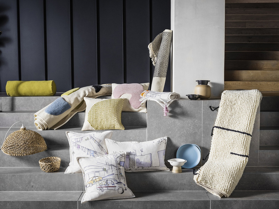 Salon w stylu Hygge Przytulny salon z meblami z mass marketu i naturalnymi tekstyliami lnianymi.