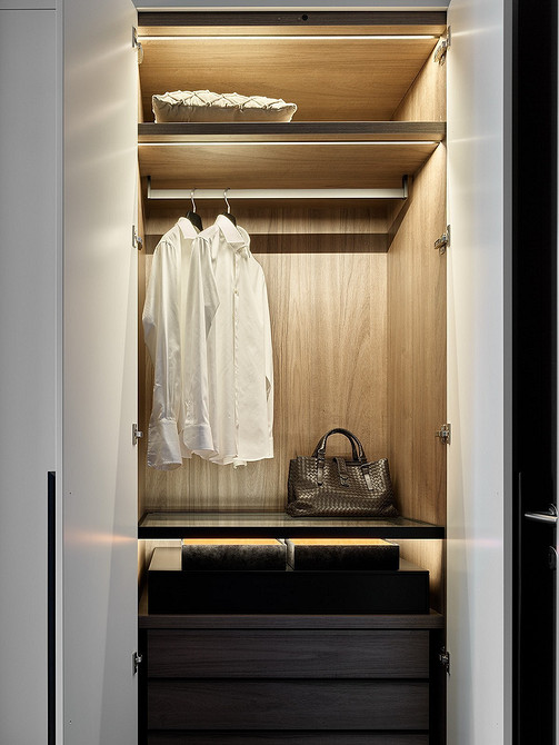 Automatyczne światło w szafie Automatyczne oświetlenie szafy z czujnikiem ruchu zapewnia wygodę i oszczędność energii.