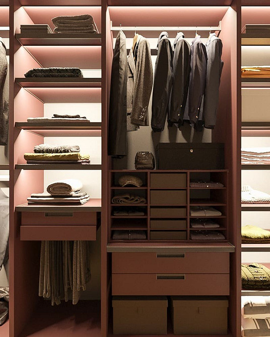 Inteligentne oświetlenie szafy Oświetlenie szafy LED z czujnikiem ruchu dla wygody i oszczędności energii.