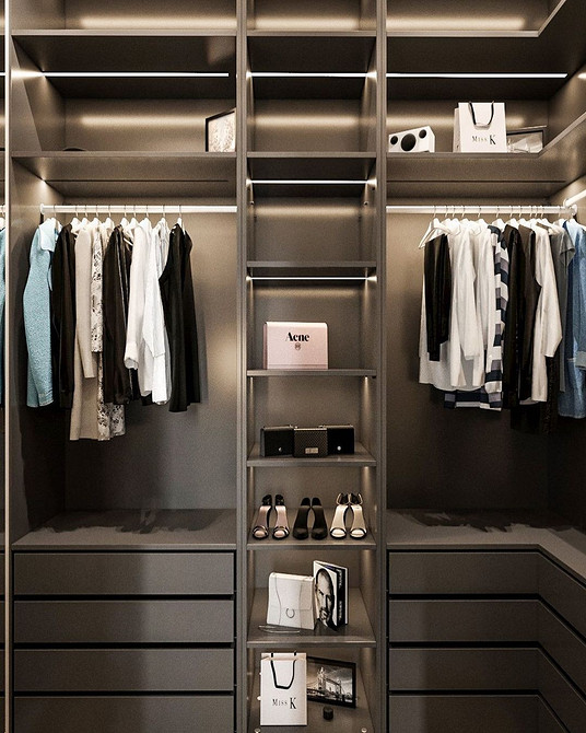 Elegancka podświetlona szafa Podświetlana szafa ułatwia przechowywanie ubrań i dodatków, dodając elegancji wnętrzu.