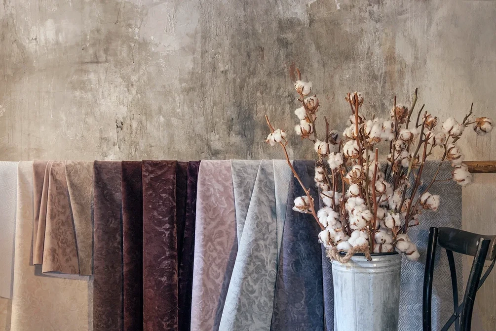 Porady ekspertów Wybór idealnej tkaniny obiciowej do mebli w nowoczesnym stylu.