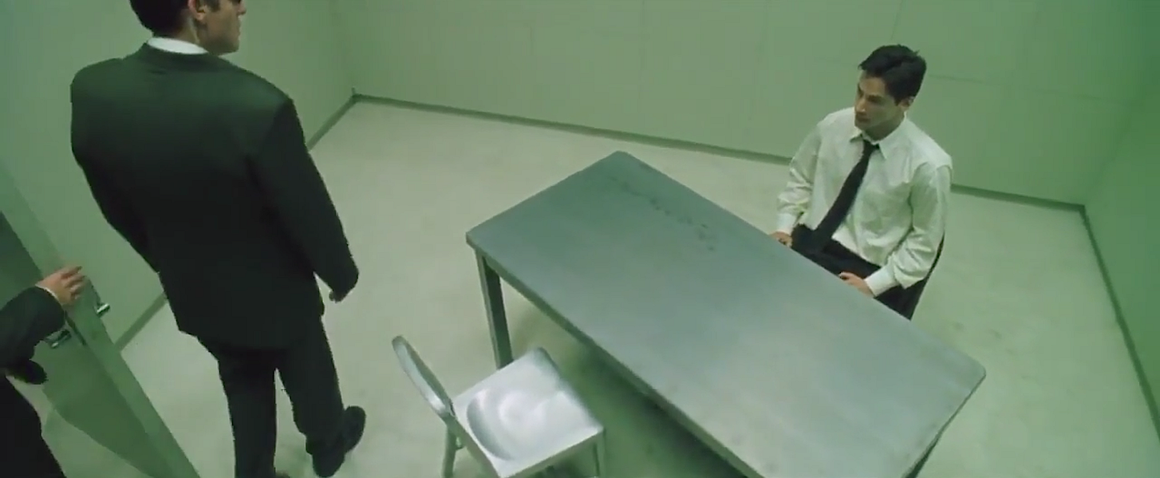 Filmowe trio w Twoim domu Kolaż kultowych mebli z filmów: krzesło Navy, lampa Arco i fotel Barcelona.