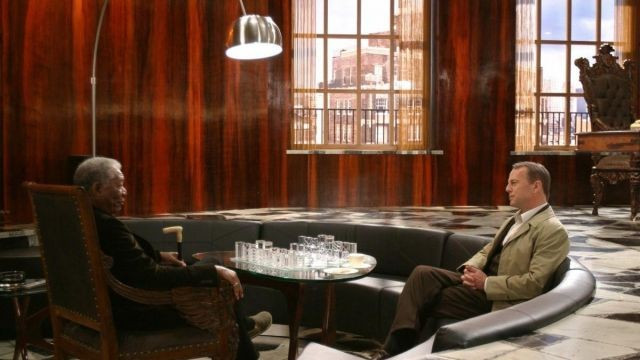 Filmowe meble przyszłości Meble inspirowane filmami: skórzana tapicerka i aluminiowa konstrukcja w futurystycznym stylu 2026.