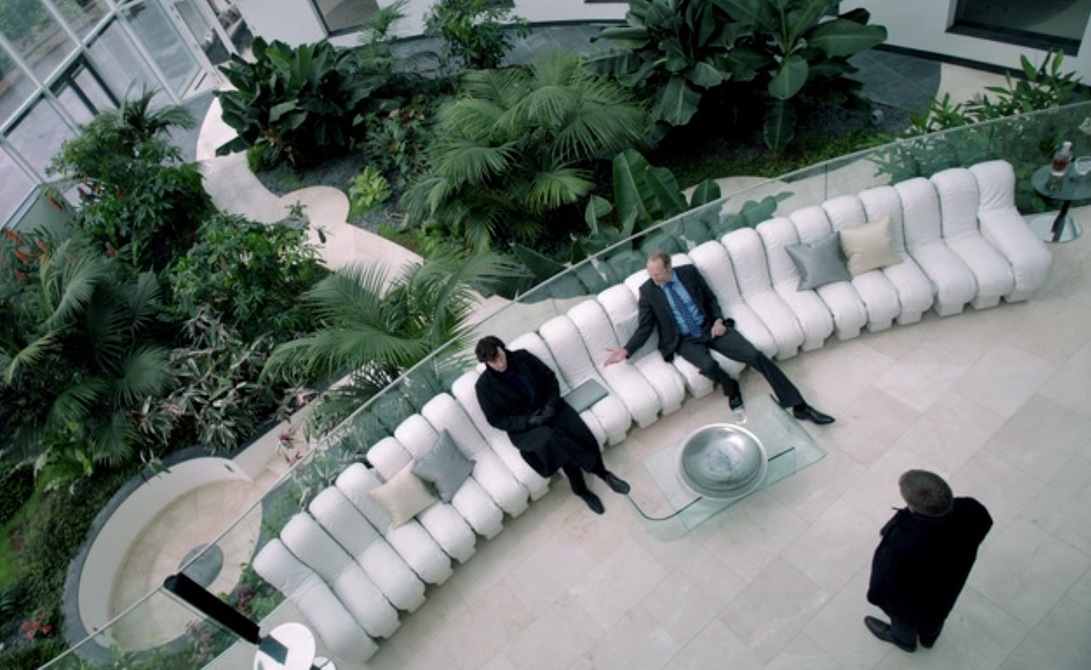 Ikony designu z ekranu Kolaż: krzesło Navy, fotel Barcelona i lampa Arco - ikony designu z filmów.