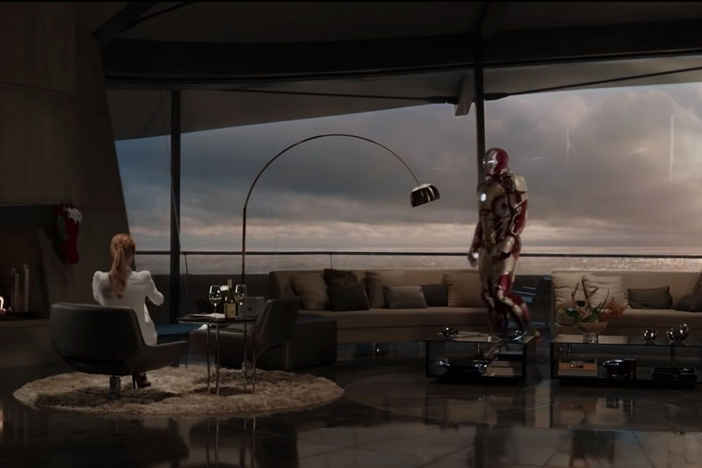 Arco: kinowa elegancja Lampa podłogowa Arco w aranżacji wnętrza: oświetlenie inspirowane kinem.