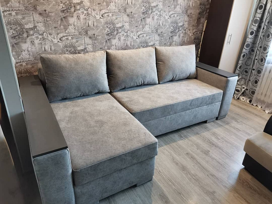 Design wyszedł z mody Niemodna sofa w pokoju - przykład designu, który już nie jest aktualny.