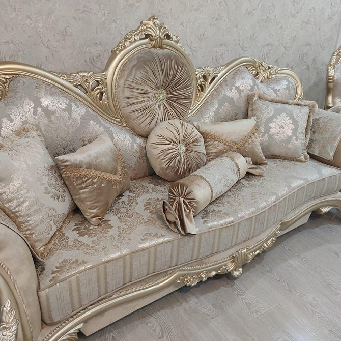 Antytrend: masywny kanapa Przestarzały kanapa z masywnymi podłokietnikami w salonie: antytrend w aranżacji wnętrz