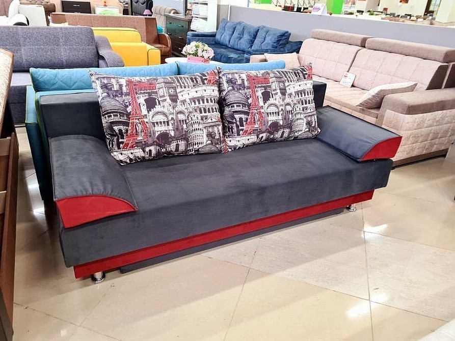 Poduszkowy przepych: antytrend Antytrend: kanapa z dużą ilością poduszek różnych rozmiarów i kolorów