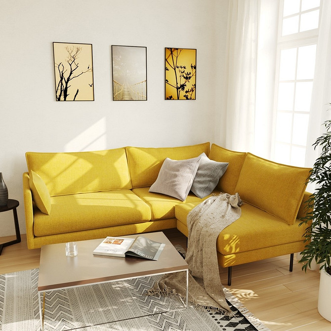 Ciężkie drewno: niemodne Przestarzały kanapa z ciężkimi drewnianymi podłokietnikami i tkaninową tapicerką we wnętrzu