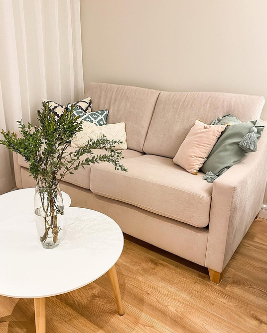 Za dużo poduszek? Masywna sofa z dużą ilością poduszek: antytrend, unikaj takich modeli w 2026.