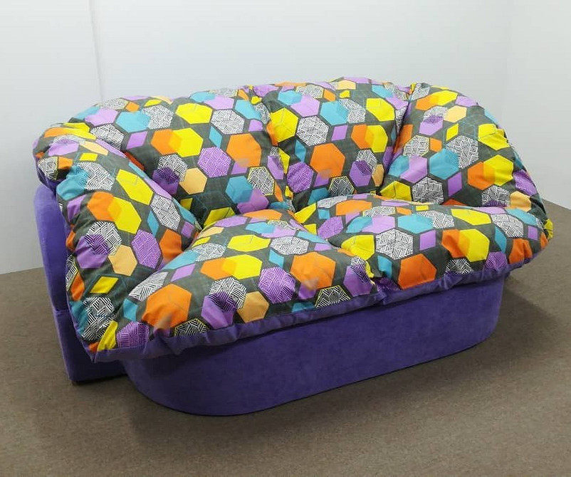 Dywan-książka: przestarzały Przestarzały kanapa-książka z niewygodnym mechanizmem rozkładania i nieatrakcyjną tapicerką