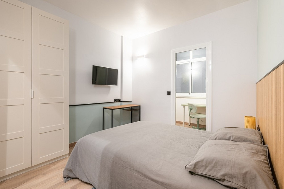 Mniej mebli, więcej przestrzeni Meble zajmujące zbyt dużo miejsca w małym mieszkaniu – przestrzeń w 2026 roku