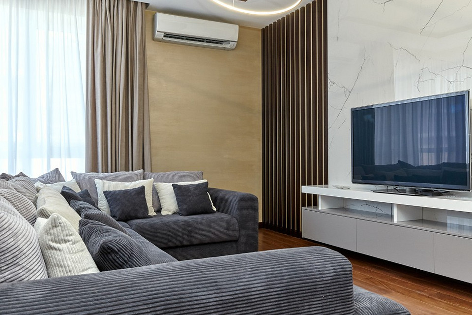 Unikaj tych błędów! Źle dobrane meble w małym mieszkaniu w 2026 roku: przykład zagraconego wnętrza