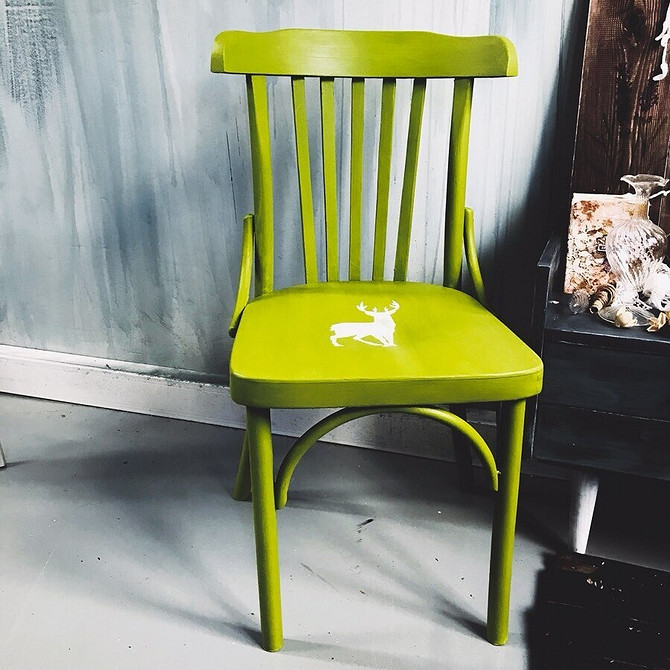 Nowa Tapicerka Tapicerowanie starego krzesła nową tkaniną: proces tworzenia unikalnego designu.