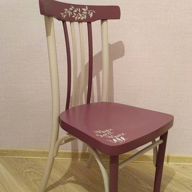 Krzesło po renowacji Renowacja starego krzesła: farbowanie i odświeżenie tapicerki dla przytulnego domu.