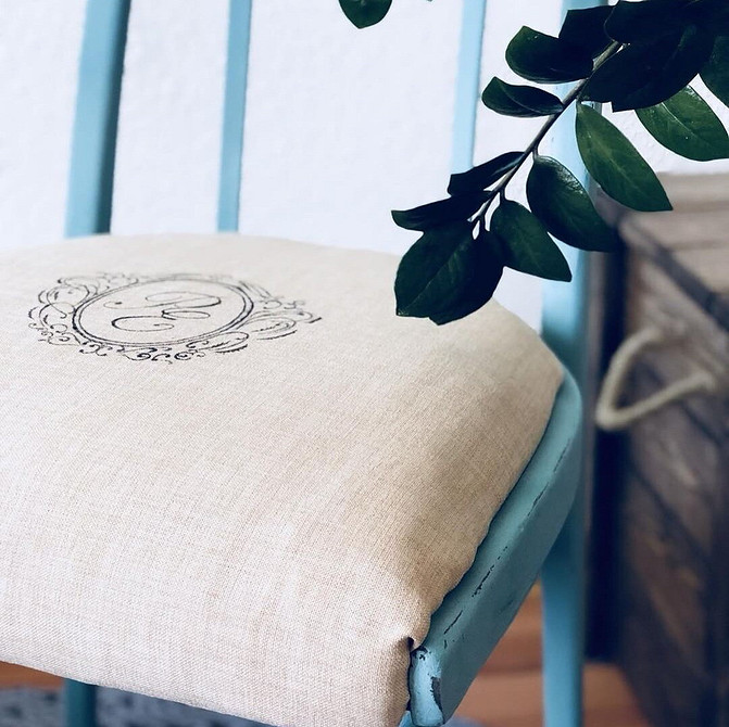 Krok po kroku Proces renowacji krzesła: etapy malowania i odnawiania drewnianych elementów.