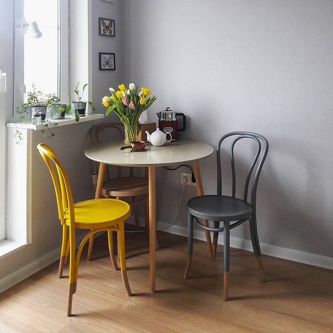 Elegancja Vintage Krzesło w stylu vintage po renowacji: elegancki mebel do małego mieszkania.