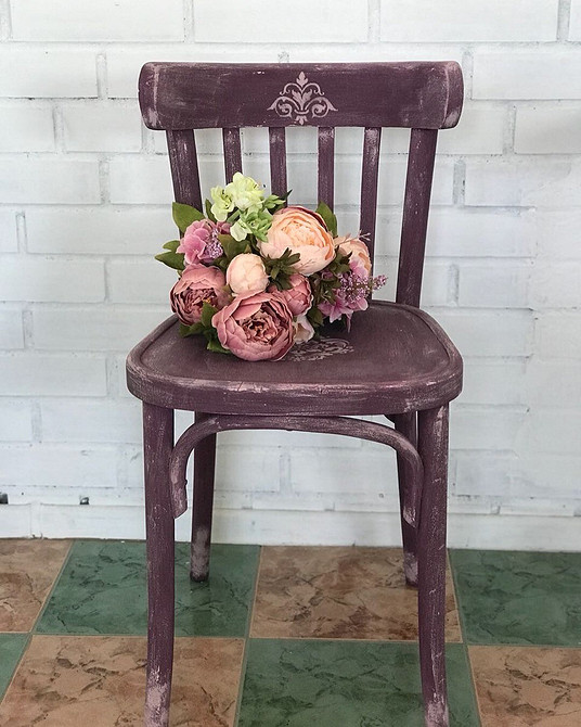 Kolorowa metamorfoza Malowanie starego, drewnianego krzesła na jasne kolory: odświeżenie designu pokoju.