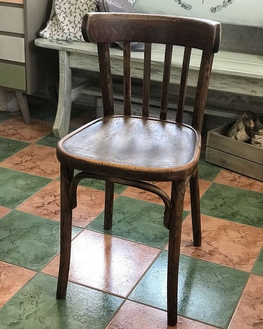 Nowa tapicerka Tapicerowanie krzesła nową tkaniną: proces renowacji w stylu vintage.