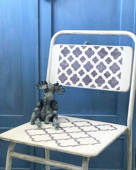 Stylowa przemiana Odnowienie starego krzesła: transformacja w stylowy mebel.