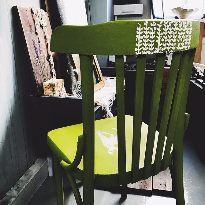 Miękkie odnowienie Odnowione krzesło z miękką tapicerką i ozdobnymi gwoździami: renowacja DIY.