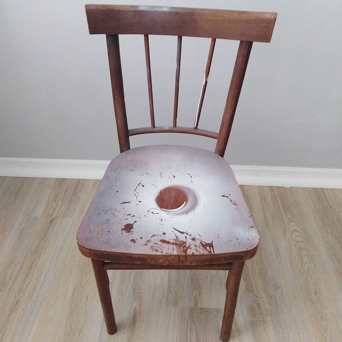 Farba i pędzel Przemalowane krzesło DIY: przykład udanej renowacji mebli do domu.