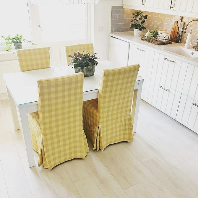 Szablonowy dekor Pomysł na odnowienie starego krzesła za pomocą szablonu: unikalny dekor DIY.