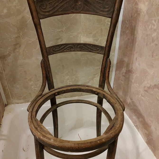 Małe jest piękne Odnowione krzesło w małym mieszkaniu: oszczędność miejsca i stylowe rozwiązanie.