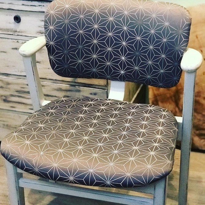 Metamorfoza krzesła Udany przykład renowacji starego krzesła: metamorfoza krzesła przed i po.