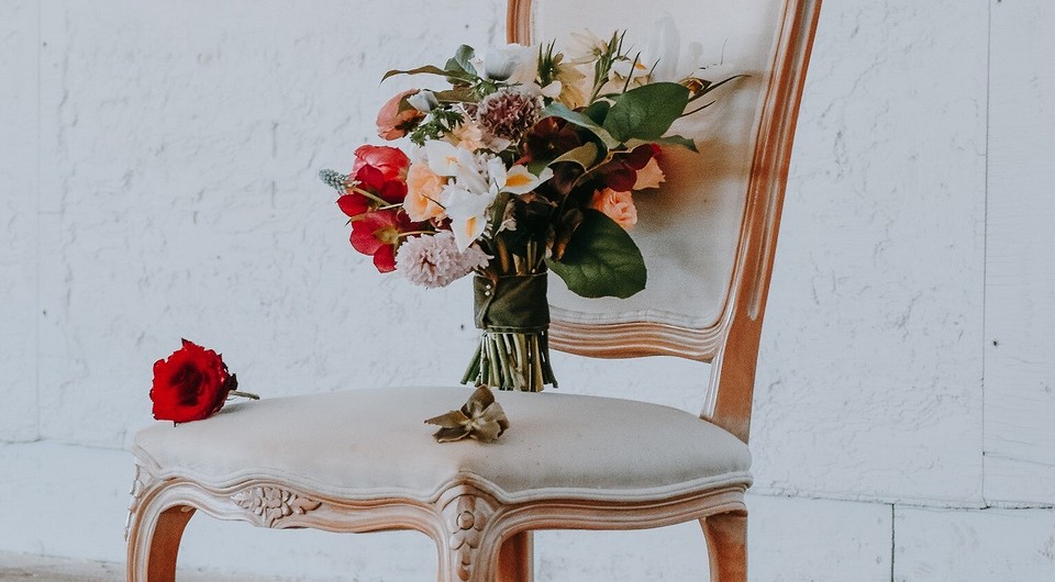 Krzesło z duszą Odnowione krzesło w stylu vintage: inspiracje do renowacji starych krzeseł w domu.